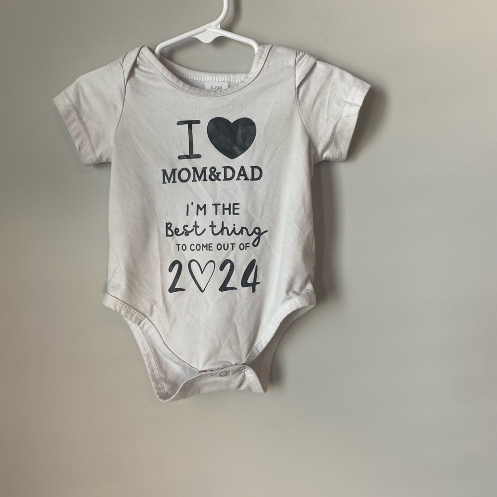 White Baby Onesie - I Love Mom & Dad